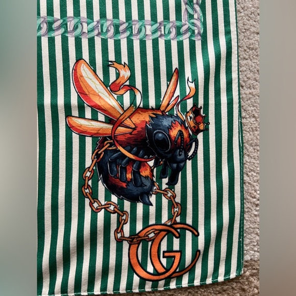 Beautiful Preowned Gucci shawl. - Picture 8 of 8